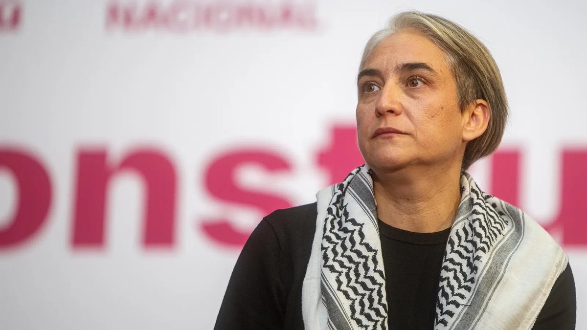 veintimillapie's tweet photo. Ada Colau deja su piso de alquiler al no poder asumir la renta, tras su separación pese a haber cobrado 100.000 euros al año como alcaldesa y ahora 3.000 mensuales como presidenta de la fundación Sentit Comú.: “Con un sueldo solo no llegaba a fin de mes”
Y que nivel. https://t.co/n2XYnuz4Ev