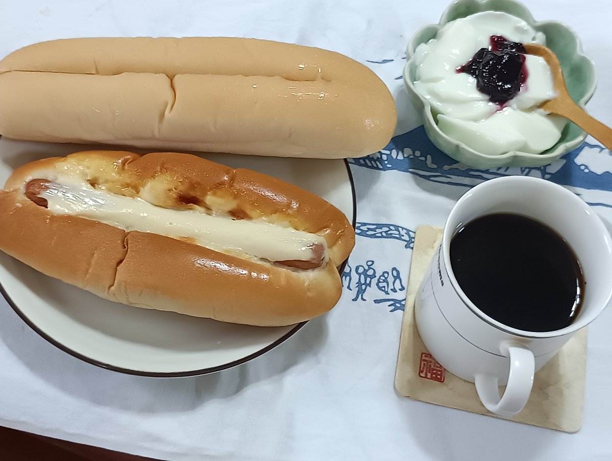 s_galileo's tweet photo. #ガリレオの昼食
は、大手メーカーのパン
#今日のドルチェ
に、ブルーベリーグルト
#ガリレオの夕食
は、穂ほ笑みの森で
ゲットした栗おこわに
ゴーヤチャンプル♪
秋刀魚の竜田揚げもネ。
美味しくいただきました。
（へＱへ） https://t.co/n6OdXEKQQb