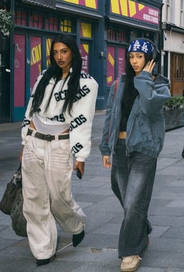 sqbriii's tweet photo. Lara: Main vocalist, Songwriter, Producer.
Manon: All rounder, Actor, Model, Songwriter. https://t.co/TqKrYKlzEn