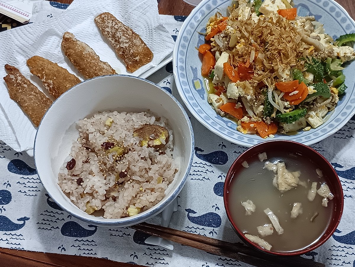 s_galileo's tweet photo. #ガリレオの昼食
は、大手メーカーのパン
#今日のドルチェ
に、ブルーベリーグルト
#ガリレオの夕食
は、穂ほ笑みの森で
ゲットした栗おこわに
ゴーヤチャンプル♪
秋刀魚の竜田揚げもネ。
美味しくいただきました。
（へＱへ） https://t.co/n6OdXEKQQb