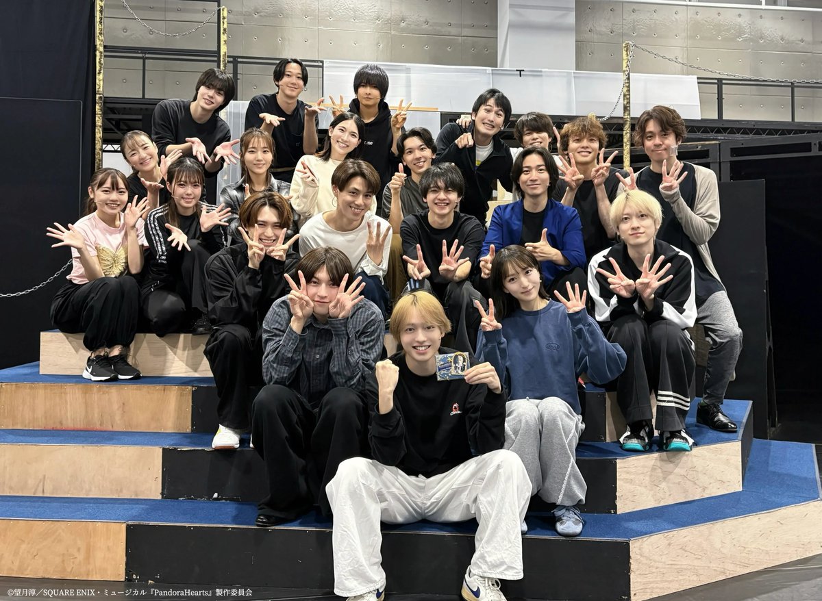 mpandorahearts's tweet photo. ♰───────────────♰
　　 #パンミュ 日誌
♰───────────────♰

本日9/30はオズ＝べザリウス役 横山賀三さんのお誕生日🐇
稽古場にて一足先にお祝いしました🎂
お誕生日おめでとうございます🎉

🎟️チケット販売中
https://t.co/1vKU6Pkn9V https://t.co/Zzat6Lk3Zq
