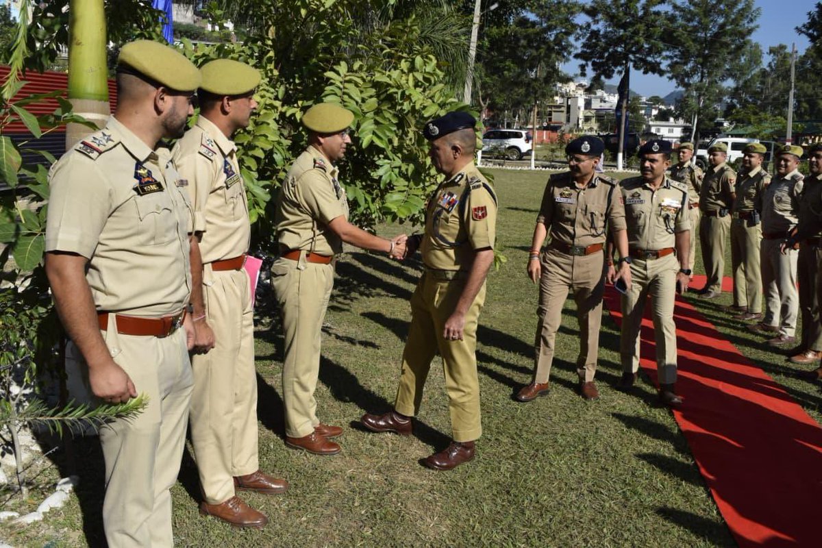 KNSKashmir's tweet photo. #Rajouri || DGP J&amp;K #NalinPrabhat along with Tejinder Singh,IG Jammu Zone, reviewed the ongoing ops with all officers of Rajouri Police.

@JmuKmrPolice @igp_jammu @digrprange https://t.co/jGmHRUZ7pO