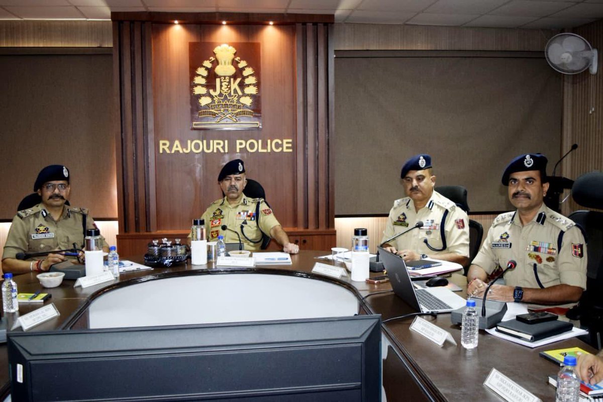 KNSKashmir's tweet photo. #Rajouri || DGP J&amp;K #NalinPrabhat along with Tejinder Singh,IG Jammu Zone, reviewed the ongoing ops with all officers of Rajouri Police.

@JmuKmrPolice @igp_jammu @digrprange https://t.co/jGmHRUZ7pO