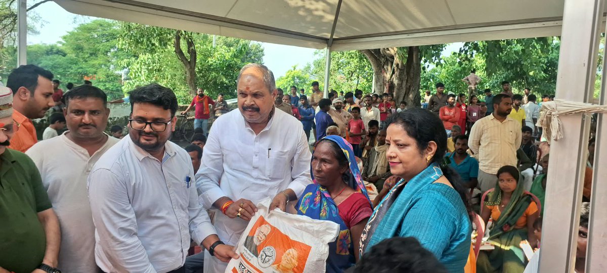dmgonda2's tweet photo. तहसील तरबगंज अंतर्गत बाढ़ प्रभावित क्षेत्र ग्राम ऐलीपरसौली में माननीय विधायक तरबगंज श्री प्रेम नरायन पाण्डेय जी एवं उपजिलाधिकारी तरबगंज द्वारा बाढ़ से प्रभावित ग्रामीणों को बाढ़ राहत सामग्री किट का वितरण किया गया।
#गोण्डा_उत्तर_प्रदेश https://t.co/MwG9WymJpe