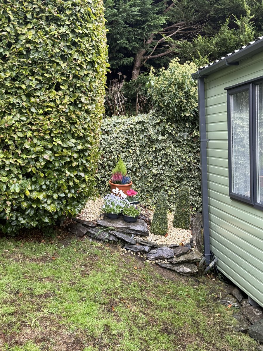 bagshaw2112's tweet photo. Busy morning at my lodge in Bala , trying to build a rockery in my bit of garden, needs a bit more colour! Lawn still very patchy after 5 weeks, still need a bit more rain so the seed will germinate ! #bala #wales #snowdonia #happyplace https://t.co/OWM6Pl3p4A