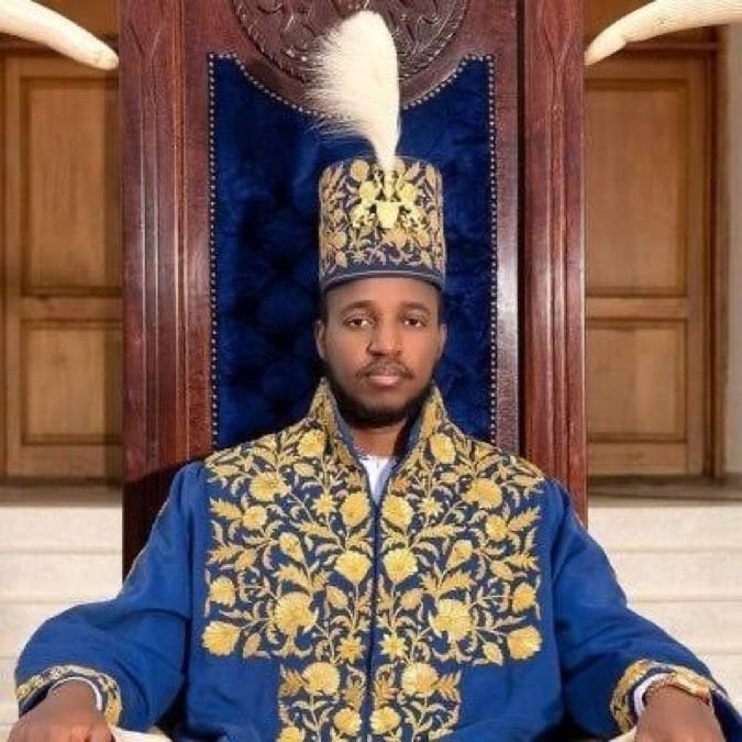 AlfonseMukasa's tweet photo. KARUZIKA HAS A NEW KING — BUT TORO HASN’T HANDED OVER ITS HEARTS YET! 
 
The palace is packed, the cameras are feasting, the loyalists are celebrating — but the rest of Toro? Glued to TV, radio and phones, watching every move.
 
To those flooding my inbox with provocative messages: relax! Peace and wisdom. Your King has had his day.
 
You may have won the crown today. But crowns are installed in ceremonies — hearts are won over time.
 
Me?  Still Team Baby Oyo. Loud. Clear. Unapologetic.
 
May God protect Baby Oyoand Best Kemigisha.
 
And let’s give credit where it belongs: Best Kemigisha gave Karuzika its modern touch. That chapter is part of the palace story, whether some want to admit it or not.
 
Today: Crown secured.
Tomorrow: Hearts on trial.
 
Time will do the talking. And trust me — time keeps receipts.

Nze Omuyizi we Makerere
