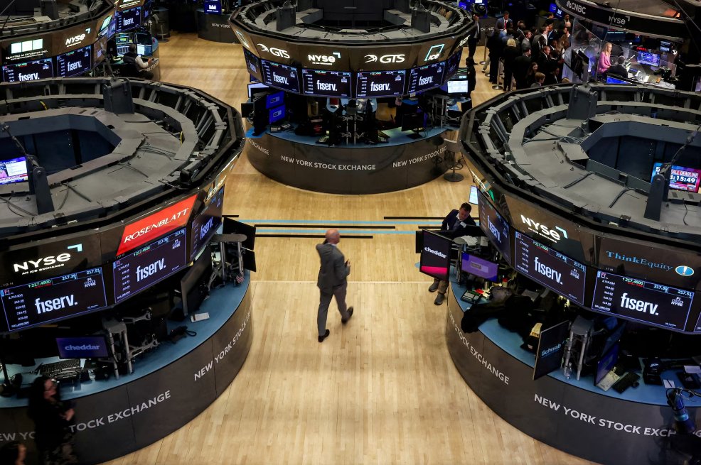 SeanMitchellF4's tweet photo. In early trading on Tuesday, Nasdaq futures fluctuated slightly, with some quotes showing a slight increase. The market is focused on this week’s PCE data and Friday’s nonfarm payrolls report, as well as news of indirect talks between the U.S. and Iran. https://t.co/M9zXdPHeU6
