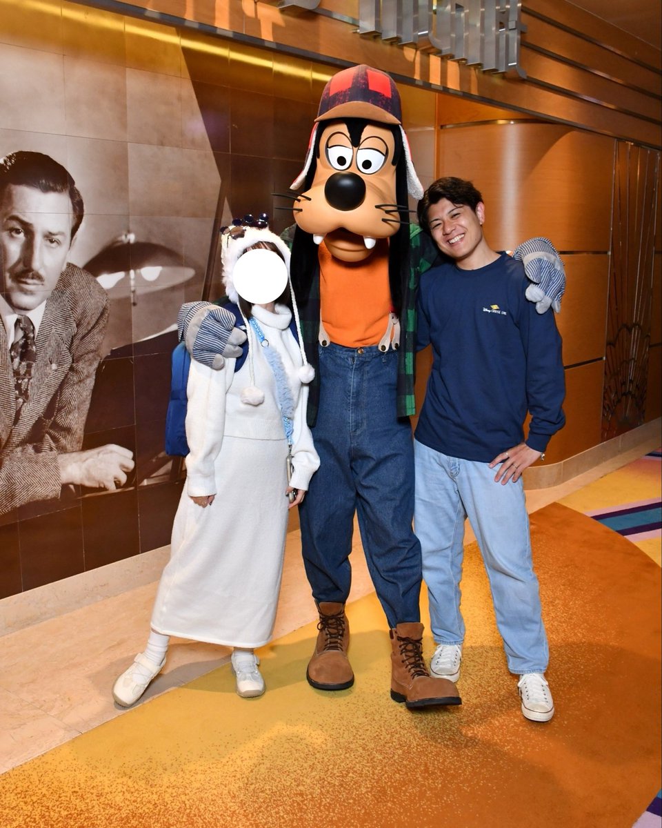 d___Disney's tweet photo. 船内に戻る道にSkagwayの浮き輪ミッキーがあったのでMAGIC号背景にパシャリ📸

船内で、Lumberjack GoofyとFisherman Mickeyとご対面📸

グーフィーって本当に背が高いねー😦

#DM_DISNEY_LOG https://t.co/3MB7INjjLu