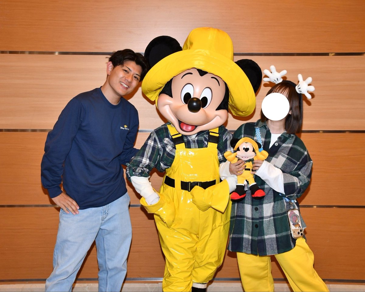 d___Disney's tweet photo. 船内に戻る道にSkagwayの浮き輪ミッキーがあったのでMAGIC号背景にパシャリ📸

船内で、Lumberjack GoofyとFisherman Mickeyとご対面📸

グーフィーって本当に背が高いねー😦

#DM_DISNEY_LOG https://t.co/3MB7INjjLu