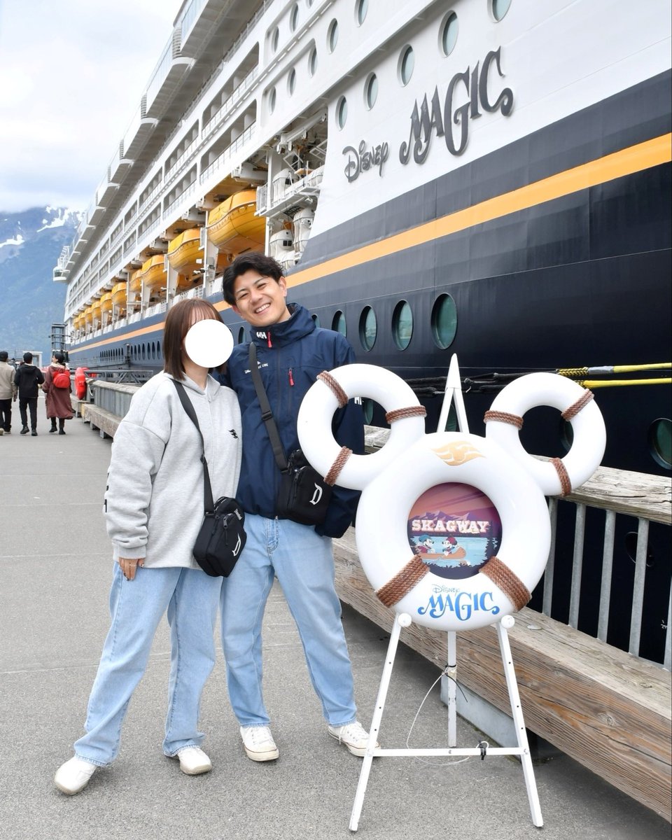 d___Disney's tweet photo. 船内に戻る道にSkagwayの浮き輪ミッキーがあったのでMAGIC号背景にパシャリ📸

船内で、Lumberjack GoofyとFisherman Mickeyとご対面📸

グーフィーって本当に背が高いねー😦

#DM_DISNEY_LOG https://t.co/3MB7INjjLu