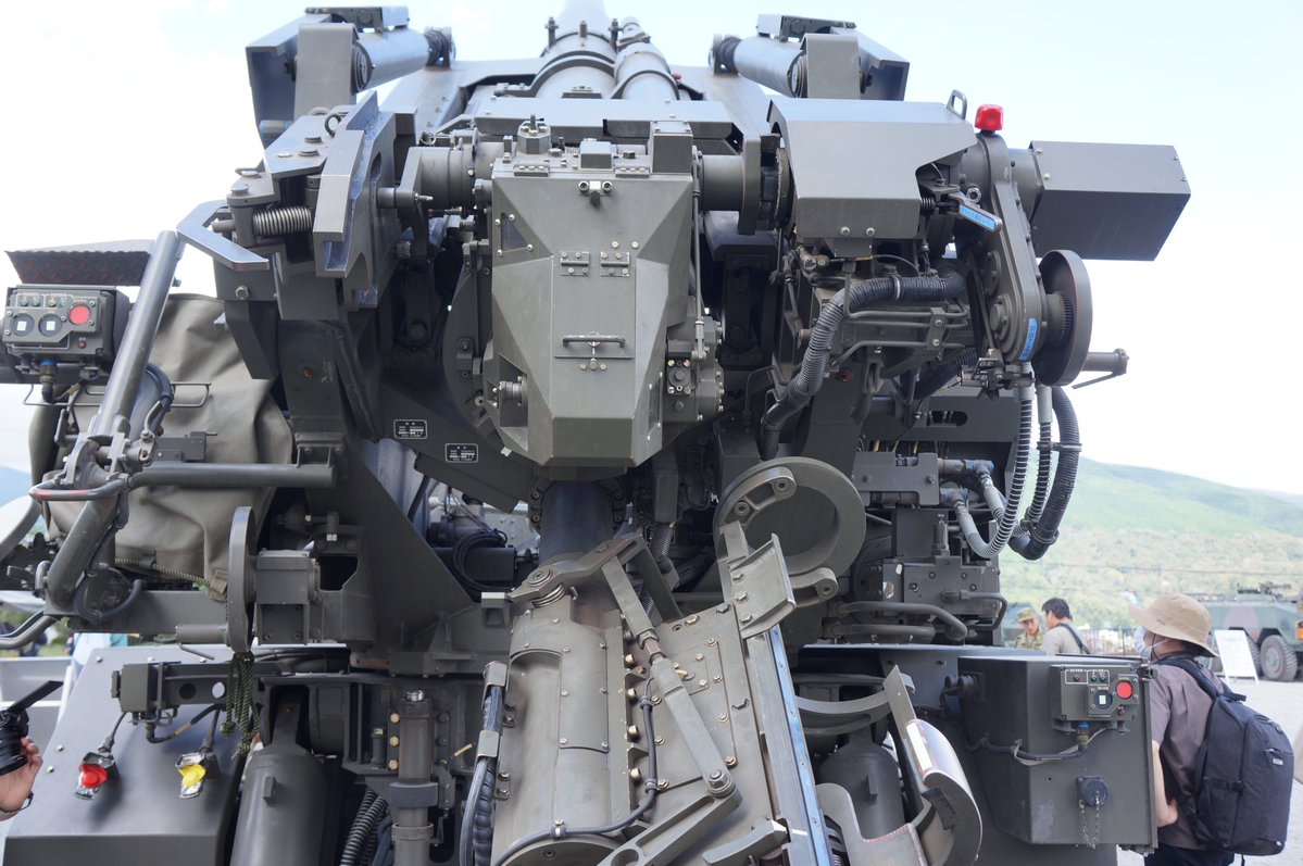 Hound_7's tweet photo. 19式自走155mm榴弾砲の後方見た時
「アーマードコアみたい」と思った次第。
そしてこれは描くのはほんと大変そう https://t.co/9HcaHgKiV3