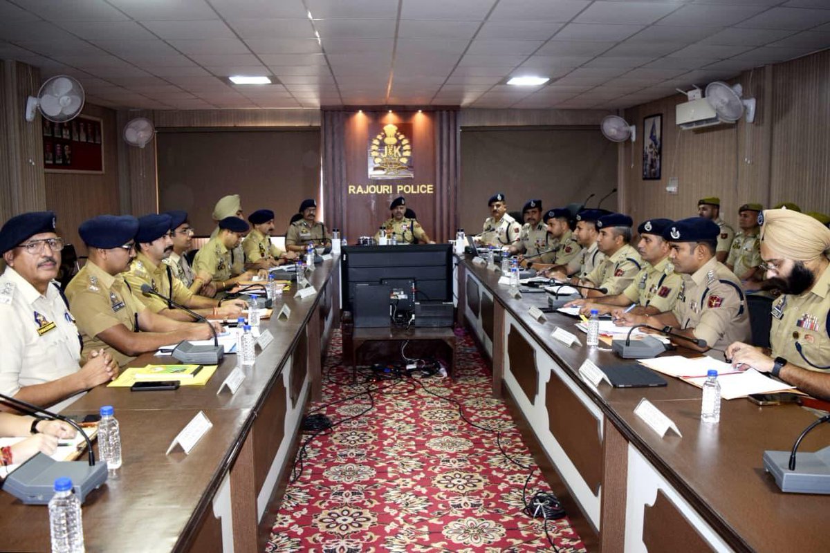 KNSKashmir's tweet photo. #Rajouri || DGP J&amp;K #NalinPrabhat along with Tejinder Singh,IG Jammu Zone, reviewed the ongoing ops with all officers of Rajouri Police.

@JmuKmrPolice @igp_jammu @digrprange https://t.co/jGmHRUZ7pO