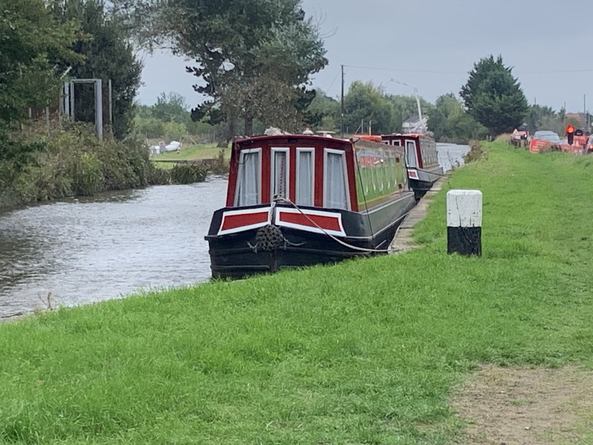 MACBoatSi's tweet photo. Rumps Lock. Two hire boats moored up on LL. it’s windy and I’m solo. Great 🙃 #boatsthattweet @CRTBoating https://t.co/oMeXFu2IlV