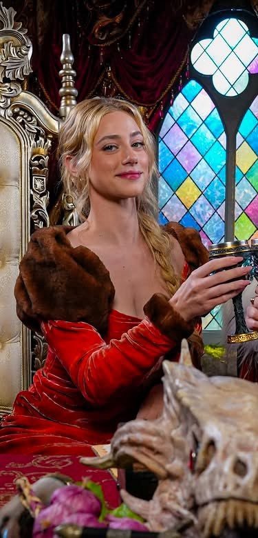 123lili234's tweet photo. Lili Reinhart on Royal Court https://t.co/QFRIo7jidg