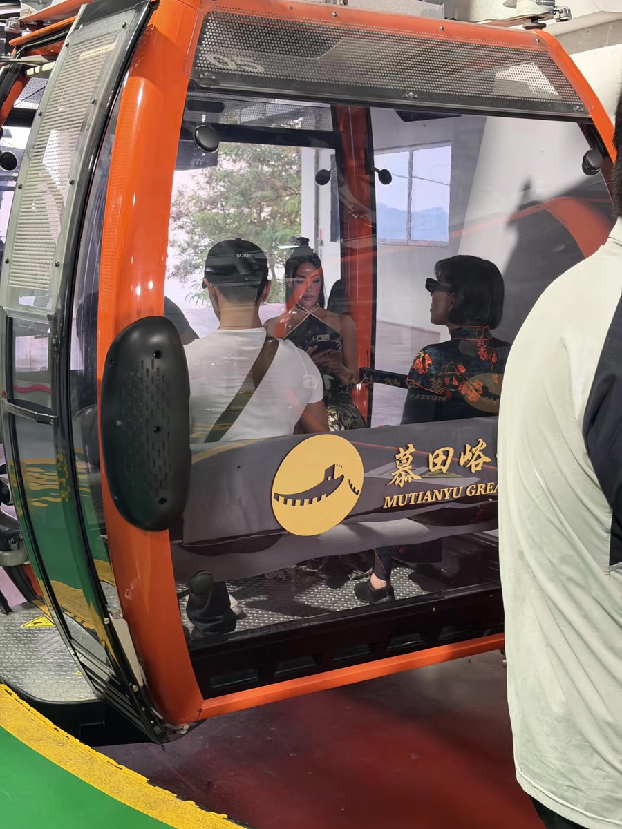 ZhaiXiang5's tweet photo. Keeping Up with the Kardashians: Beijing Edition 🇨🇳

Kim K. casually taking a cable car at the Great Wall this afternoon. https://t.co/5xddhJBL8A
