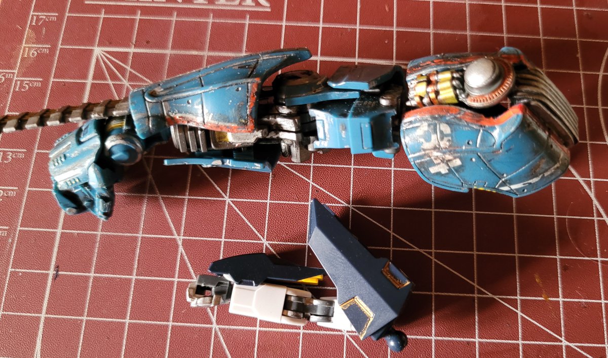 Geserick21's tweet photo. Mecha size diff https://t.co/J5Dhp8Uwet