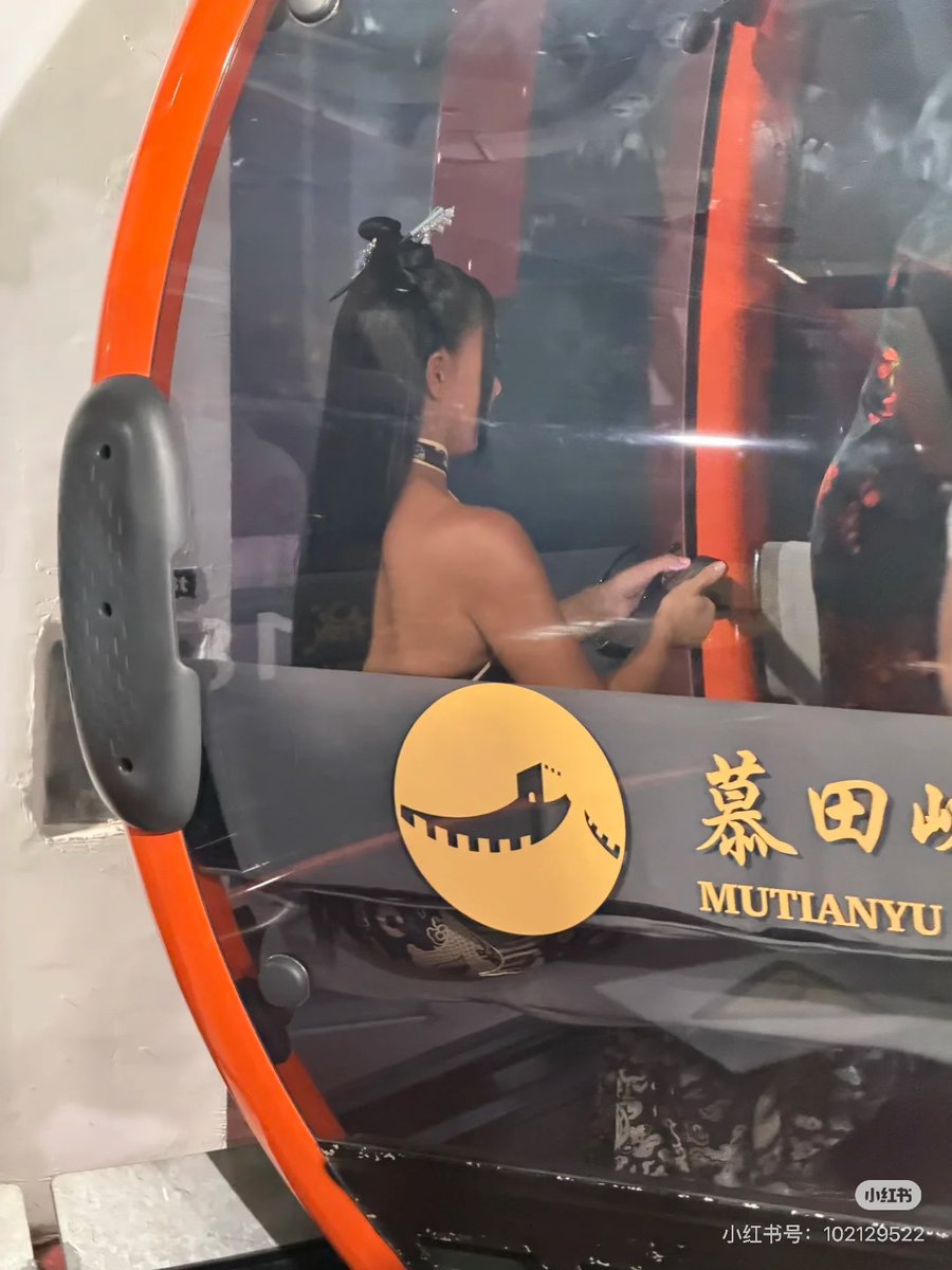 ZhaiXiang5's tweet photo. Keeping Up with the Kardashians: Beijing Edition 🇨🇳

Kim K. casually taking a cable car at the Great Wall this afternoon. https://t.co/5xddhJBL8A