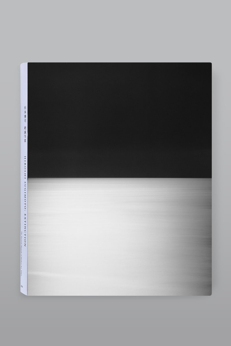 sugimoto2026's tweet photo. 「杉本博司　絶滅写真」公式図録
オンライン販売のお知らせ

展覧会は閉幕いたしましたが、公式図録は引き続き楽天ブックスにてお買い求めいただけます（送料無料）。
会期中にご購入いただけなかった方は、この機会にぜひご利用ください。

▼ご購入はこちら
https://t.co/dWw0Yxoh0F
#杉本博司 #絶滅写真