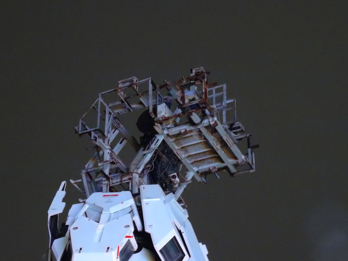 unya41447845's tweet photo. 今日は夜にしか見に行かれなかったのですが、
フレームも細かく解体しているようでした。
ビームサーベルの心棒も無くなっていました。
#ユニコーンガンダム立像解体工事 https://t.co/H2pPhGWQz6