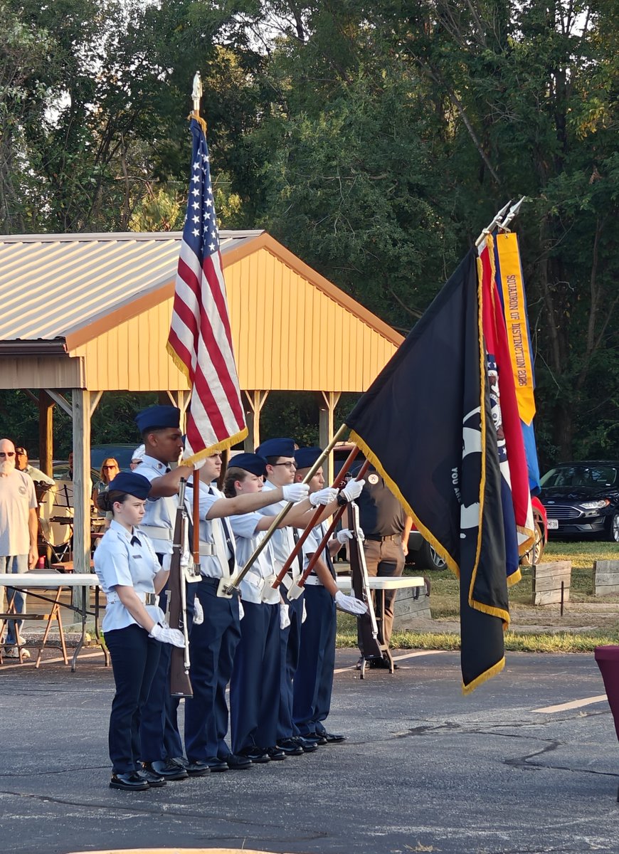 mocapnews's tweet photo. Missouri Wing's St. Louis Composite Squadron Color Guard recently served at the Annual Flag Retirement Ceremony for AMVETS Post 106. #civilairpatrol #CAPcadet https://t.co/7Lhk4dYDzl