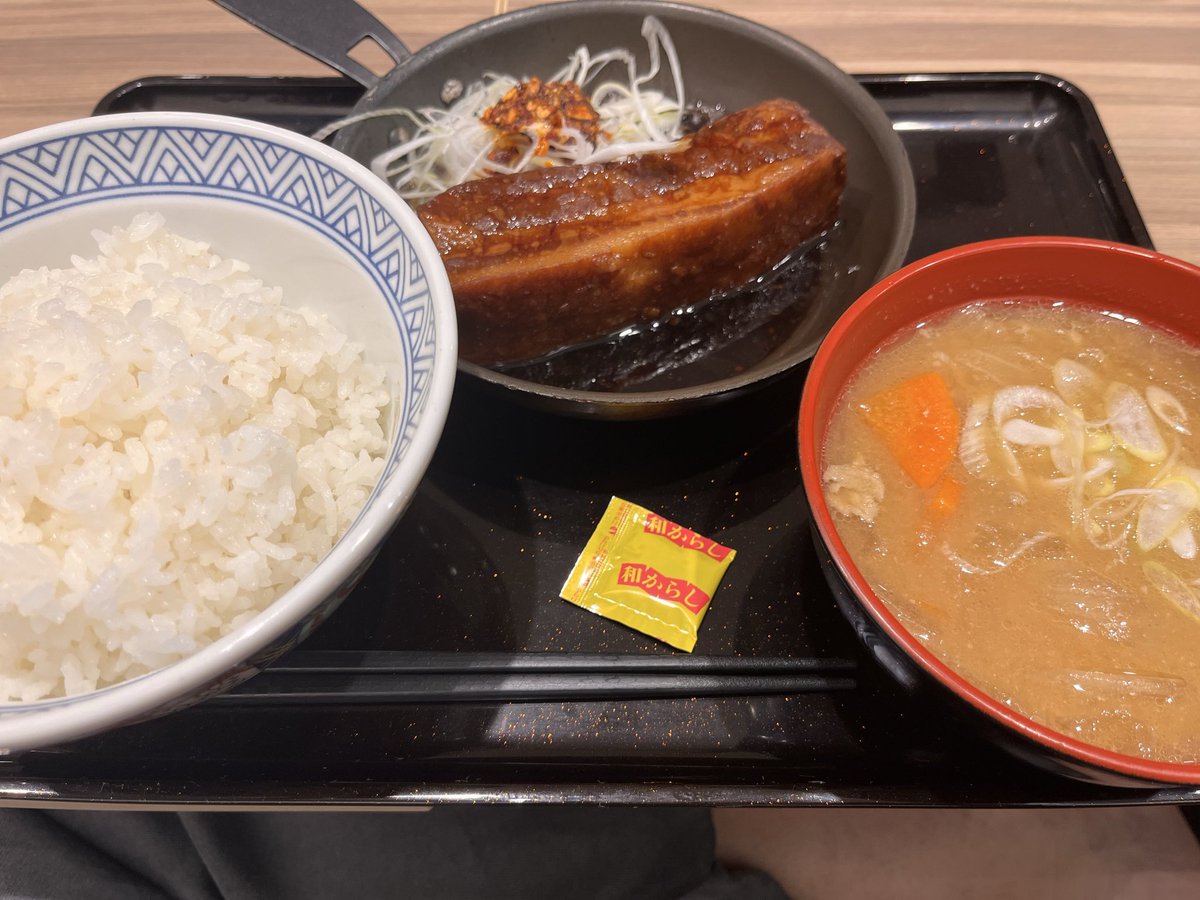 marchunMarkII's tweet photo. #吉野家
 #角煮

吉野家初体験✨️
はじめてお店に入った

なんて美味さなんだ

 #うまーちゅん✨️ https://t.co/pTMvlslHOr