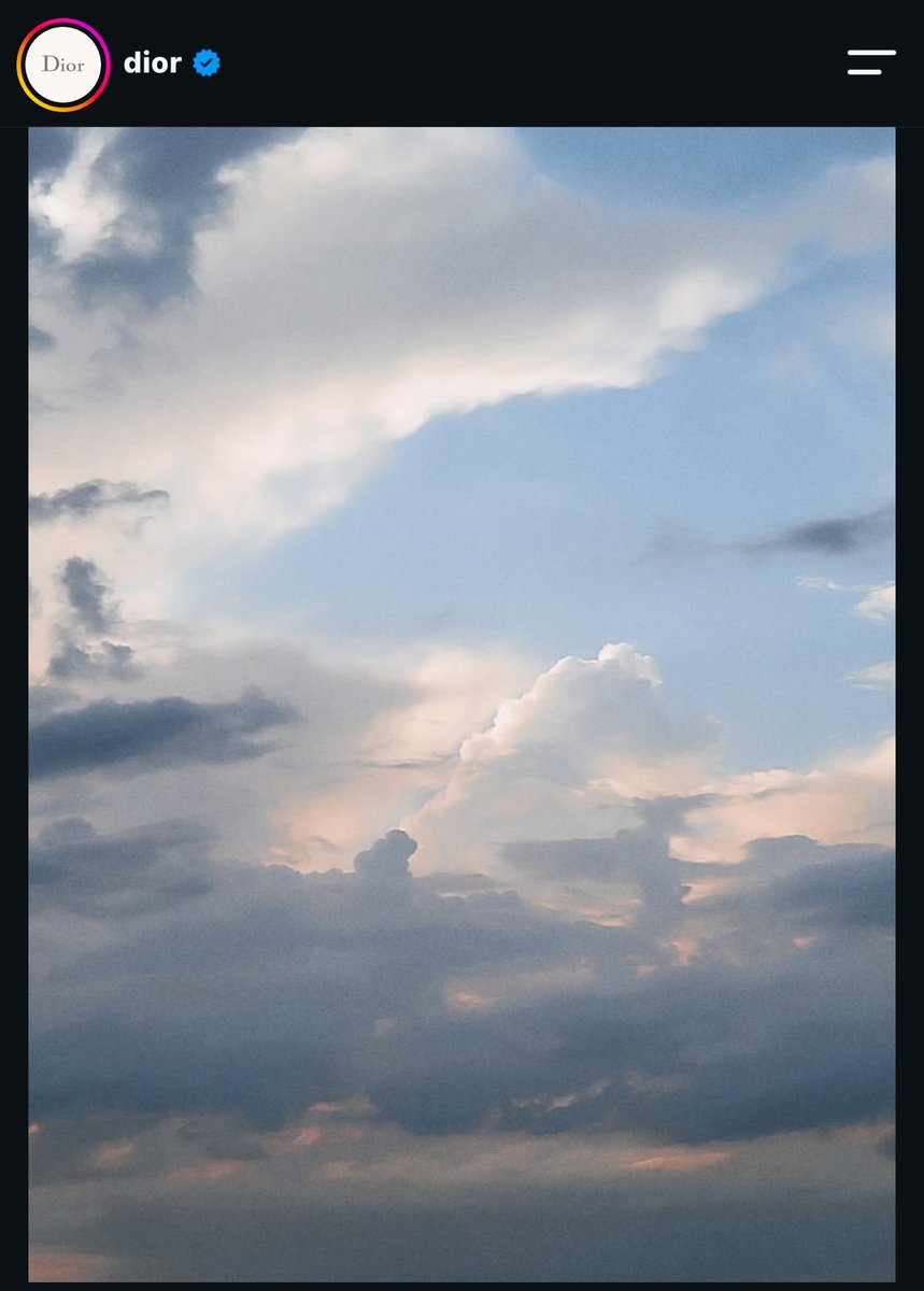 soowhat____'s tweet photo. Its just Jisoo and Dior posting the sky on their IG ☁️

DIOR PRINCESS JISOO AT PARIS
#JISOOxDior #DiorSS27 #DiorSummer27 https://t.co/hnpgxK121S