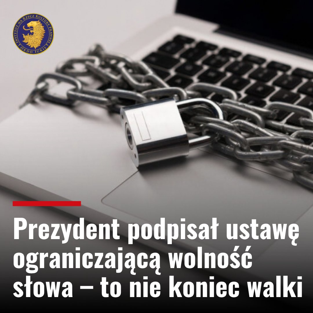 OrdoIuris's tweet photo. 25 września, w ostatnim dniu przewidzianym na decyzję, Prezydent Karol Nawrocki podpisał ustawę wdrażającą część unijnego aktu o usługach cyfrowych (DSA). Koordynatorem ds. usług cyfrowych zostanie Prezes UKE, a za łamanie DSA grożą kary sięgające 6% światowego obrotu.

Najbardziej kontrowersyjny element – administracyjne usuwanie treści uznanych za nielegalne, który był głównym powodem styczniowego weta – rząd wydzielił do osobnego projektu (druk nr 2693). Sejm wciąż nad nim pracuje. Rząd nie porzucił tego pomysłu, tylko go przeniósł.

Podpisana ustawa nadal budzi jednak poważne wątpliwości:

➡️ Osłabia prawo do sądu. Gdy użytkownik pozwie platformę za usunięcie wpisu, a organ administracji wszczął postępowanie w tej samej sprawie, sąd obowiązkowo zawiesza proces – a ustalenia urzędu go wiążą. O granicach wolności słowa przesądzi urzędnik, nie sędzia.

➡️ Organ może nakazać dostawcy „uniemożliwienie dostępu do treści”. Stroną tego postępowania jest tylko platforma – autor blokowanego wpisu nie ma w nim nic do powiedzenia.

➡️ Zaufane podmioty sygnalizujące, których zgłoszenia platformy rozpatrują priorytetowo, nie muszą spełniać żadnych konkretnych wymogów niezależności – także finansowej. Status mógłby uzyskać podmiot w całości utrzymywany z publicznych pieniędzy.

➡️ Ustawa pozwala tym podmiotom wytaczać powództwa i wstępować do procesów – czego DSA nie przewiduje. Ten sam podmiot może zgłaszać treści do usunięcia i występować w sądowych sporach o moderację.

Jak pokazał przykład niedawnych wyborów na Węgrzech, cenzurowanie treści przez zaufane podmioty – nawet prawdziwych – wpłynęło na wynik głosowania. Zasadne są obawy, czy podobne próby nie czekają Polski przed przyszłorocznymi wyborami do Sejmu i Senatu.

Rzeczywista batalia rozegra się o druk nr 2693. Sama idea usuwania treści decyzją urzędnika wciąż pozostaje mocno wątpliwa z punktu widzenia prawa do sądu.

Komentarz @jzsjablonski, analityka Ordo Iuris 👇
 https://t.co/Xs3HFUiz6R