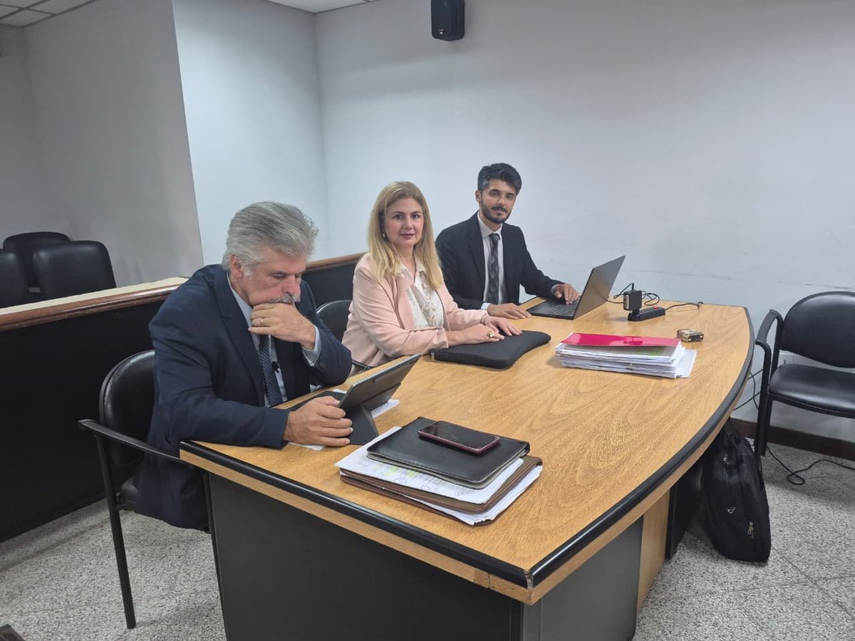 CuartoPoder_Py's tweet photo. 🔴EL JUICIO A ARNALDO GIUZZIO ENTRA EN SU ETAPA DECISIVA CON LA DECLARACIÓN DE TESTIGOS CLAVE
Vía @dianacenturionm, periodista de #4toJudiciales

◾El proceso penal contra el exministro del Interior, Arnaldo Giuzzio, se reanudó hoy con la comparecencia de los últimos testigos citados por la Fiscalía y la defensa, en un juzgamiento que avanza hacia la recta final. Giuzzio está imputado por cohecho pasivo agravado debido a sus presuntos vínculos y la recepción de beneficios por parte del supuesto narcotraficante brasilero Marcus Vinicius Marques de Padua.  

◾La acusación sostiene que el exfuncionario habría recibido favores, tales como la cesión de vehículos para uso personal y servicios de reparación para móviles institucionales prestados por firmas vinculadas al investigado. Durante las audiencias más recientes, las declaraciones de antiguos colaboradores e inspectores continuaron agregando detalles sobre cómo se realizaban dichas reparaciones y la naturaleza de las reuniones mantenidas entre las partes.  

◾La representación del Ministerio Público está a cargo de la fiscal Verónica Valdez.