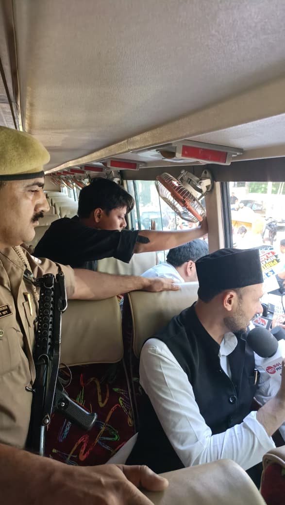 sioindia's tweet photo. SIO National President Abdul Hafeez and National General Secretary Adv Anees Rahman along with MP's and other leaders, has been detained by the Delhi Police amid the protest at Jantar Mantar against attacks on mosques and Waqf properties. https://t.co/dhbhX48Yj3