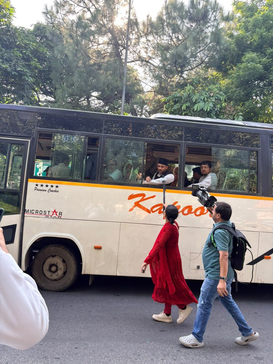 sioindia's tweet photo. SIO National President Abdul Hafeez and National General Secretary Adv Anees Rahman along with MP's and other leaders, has been detained by the Delhi Police amid the protest at Jantar Mantar against attacks on mosques and Waqf properties. https://t.co/dhbhX48Yj3