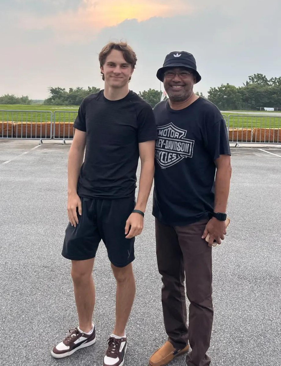 laurogeitabat's tweet photo. oscar with a fan today!

📸: amersharf100 https://t.co/PdNoTMKmm5