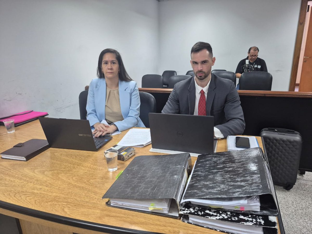 CuartoPoder_Py's tweet photo. 🔴EL JUICIO A ARNALDO GIUZZIO ENTRA EN SU ETAPA DECISIVA CON LA DECLARACIÓN DE TESTIGOS CLAVE
Vía @dianacenturionm, periodista de #4toJudiciales

◾El proceso penal contra el exministro del Interior, Arnaldo Giuzzio, se reanudó hoy con la comparecencia de los últimos testigos citados por la Fiscalía y la defensa, en un juzgamiento que avanza hacia la recta final. Giuzzio está imputado por cohecho pasivo agravado debido a sus presuntos vínculos y la recepción de beneficios por parte del supuesto narcotraficante brasilero Marcus Vinicius Marques de Padua.  

◾La acusación sostiene que el exfuncionario habría recibido favores, tales como la cesión de vehículos para uso personal y servicios de reparación para móviles institucionales prestados por firmas vinculadas al investigado. Durante las audiencias más recientes, las declaraciones de antiguos colaboradores e inspectores continuaron agregando detalles sobre cómo se realizaban dichas reparaciones y la naturaleza de las reuniones mantenidas entre las partes.  

◾La representación del Ministerio Público está a cargo de la fiscal Verónica Valdez.