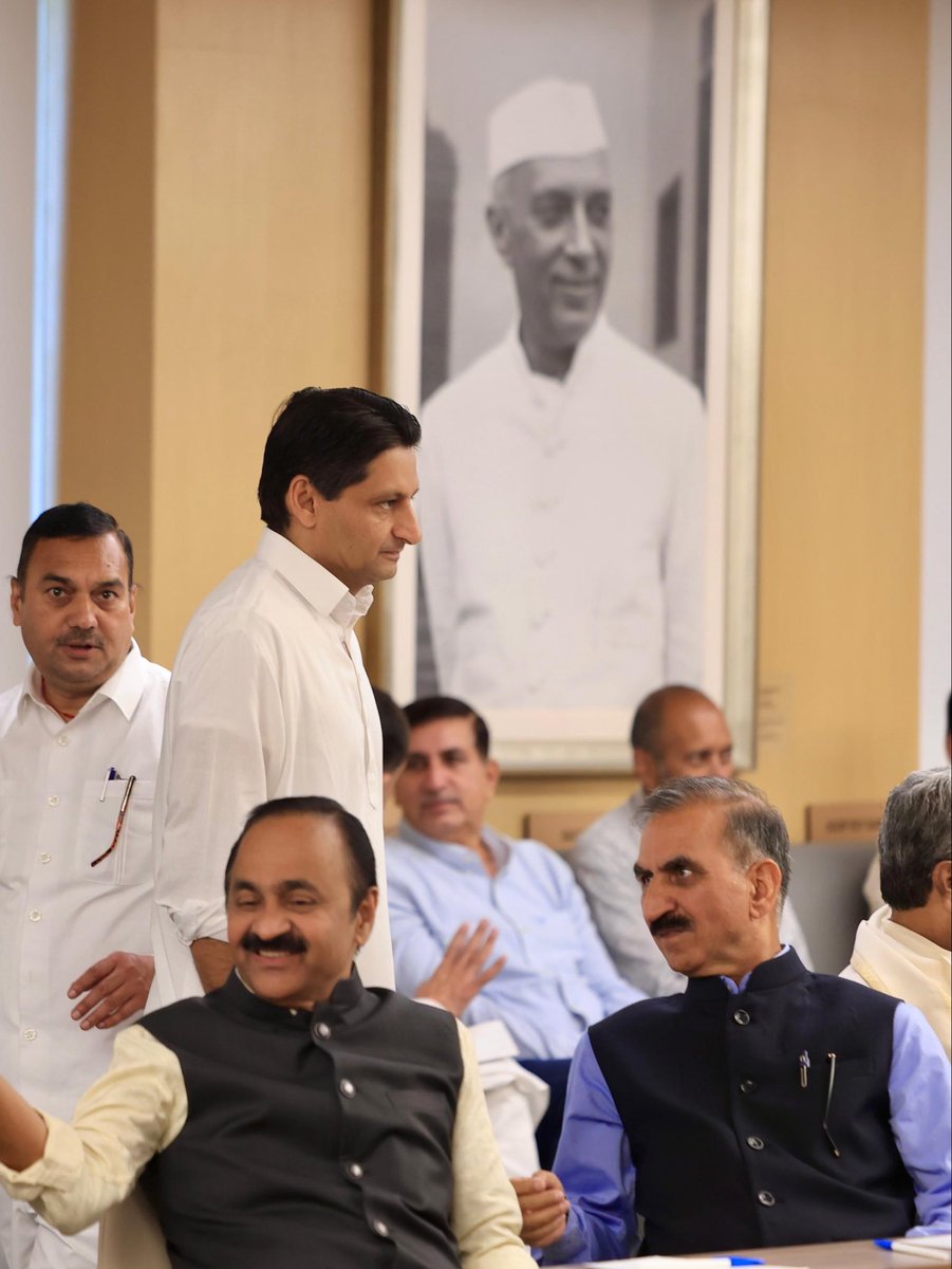 DeependerSHooda's tweet photo. आज कांग्रेस मुख्यालय इंदिरा भवन, नयी दिल्ली में CPP चेयरपर्सन श्रीमती सोनिया गांधी जी, कांग्रेस अध्यक्ष श्री @kharge जी और नेता विपक्ष श्री @RahulGandhi जी की अध्यक्षता में आयोजित कांग्रेस कार्यसमिति (CWC) की महत्वपूर्ण बैठक में
में वोट चोरी, CEC की अनुचित मनमानियों और मतदाता सूची में हेराफेरी जैसे गंभीर विषयों पर विस्तार से चर्चा हुई..