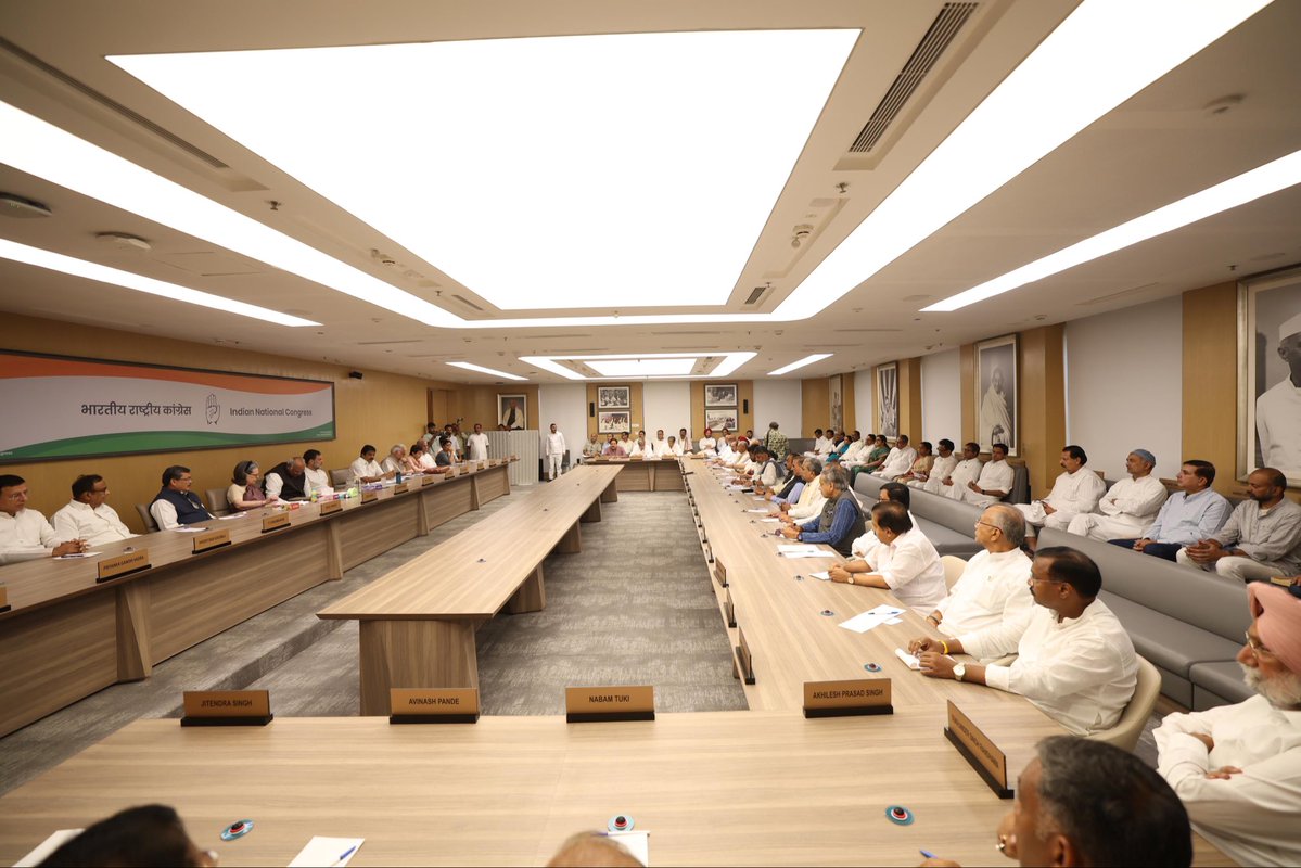 DeependerSHooda's tweet photo. आज कांग्रेस मुख्यालय इंदिरा भवन, नयी दिल्ली में CPP चेयरपर्सन श्रीमती सोनिया गांधी जी, कांग्रेस अध्यक्ष श्री @kharge जी और नेता विपक्ष श्री @RahulGandhi जी की अध्यक्षता में आयोजित कांग्रेस कार्यसमिति (CWC) की महत्वपूर्ण बैठक में
में वोट चोरी, CEC की अनुचित मनमानियों और मतदाता सूची में हेराफेरी जैसे गंभीर विषयों पर विस्तार से चर्चा हुई..