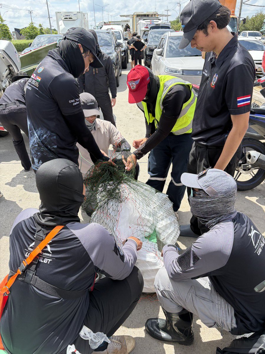 PheuThaiParty's tweet photo. ศึกษิษฏ์ ศรีจอมขวัญ รองเลขาธิการนายกรัฐมนตรี เปิดเผยว่า ในการนี้นับเป็นพระมหากรุณาธิคุณอย่างหาที่สุดมิได้ ที่พระบาทสมเด็จพระเจ้าอยู่หัวได้พระราชทาน "โดรนพระราชทาน" ผ่านสำนักงานตำรวจแห่งชาติ (ตร.) เพื่อเป็นโดรนกู้ภัยและลำเลียงทางอากาศเข้าสนับสนุนภารกิจช่วยเหลือประชาชนไปยังจุดที่น้ำท่วมสูงและเข้าถึงยาก ที่เคหะร่มเกล้า เขตลาดกระบัง กรุงเทพฯ

โดยวันนี้บินส่งข้าวกล่อง 1,200 กล่อง น้ำดื่ม 384 ขวด รวม 6 เที่ยวบิน น้ำหนักขนส่ง 492 กิโลกรัม พร้อมบินสำรวจและจัดทำแผนที่ทางอากาศ ตำรวจใช้โดรน FlyCart 30 จำนวน 2 ลำ ลำเลียงสิ่งของ 6 เที่ยวบิน ช่วยเหลือราว 200 ครัวเรือน พร้อมใช้โดรน M4T สำรวจและตรวจการณ์กลางคืน

ภารกิจเกิดจากการบูรณาการหลายหน่วยงาน ระดมโดรนรวม 6 ลำ ส่งเสบียงจาก ‘ครัวกลาง’ เข้าช่วยพื้นที่เคหะร่มเกล้า ซึ่งมีประชากรราว 170,000 คน

ประชาชนที่ต้องการความช่วยเหลือแจ้งเหตุได้ตลอด 24 ชั่วโมงที่สายด่วน 191 หรือ 1599 ส่วนข้อมูลจราจรโทร 1197

#เพื่อไทย #ศึกษิษฏ์ศรีจอมขวัญ #โดรน #เคหะร่มเกล้า #น้ำท่วม