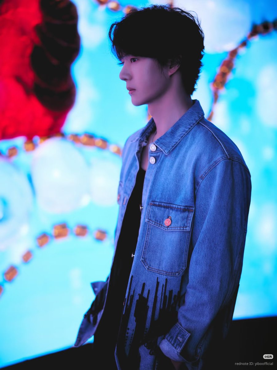 envyofyibo's tweet photo. 🔥#WangYibo Trending in RedNote Hot List

•王一博 卷发配牛仔
Yibo styling in curly hair &amp; denim jacket for CHANEL la Galerie du 19M exhibition in Shanghai trending in RedNote. Cnetz also applause Yibo because despite busy with racing his visual always on top!

#WangYiboxCHANEL https://t.co/6d1aGwxQej