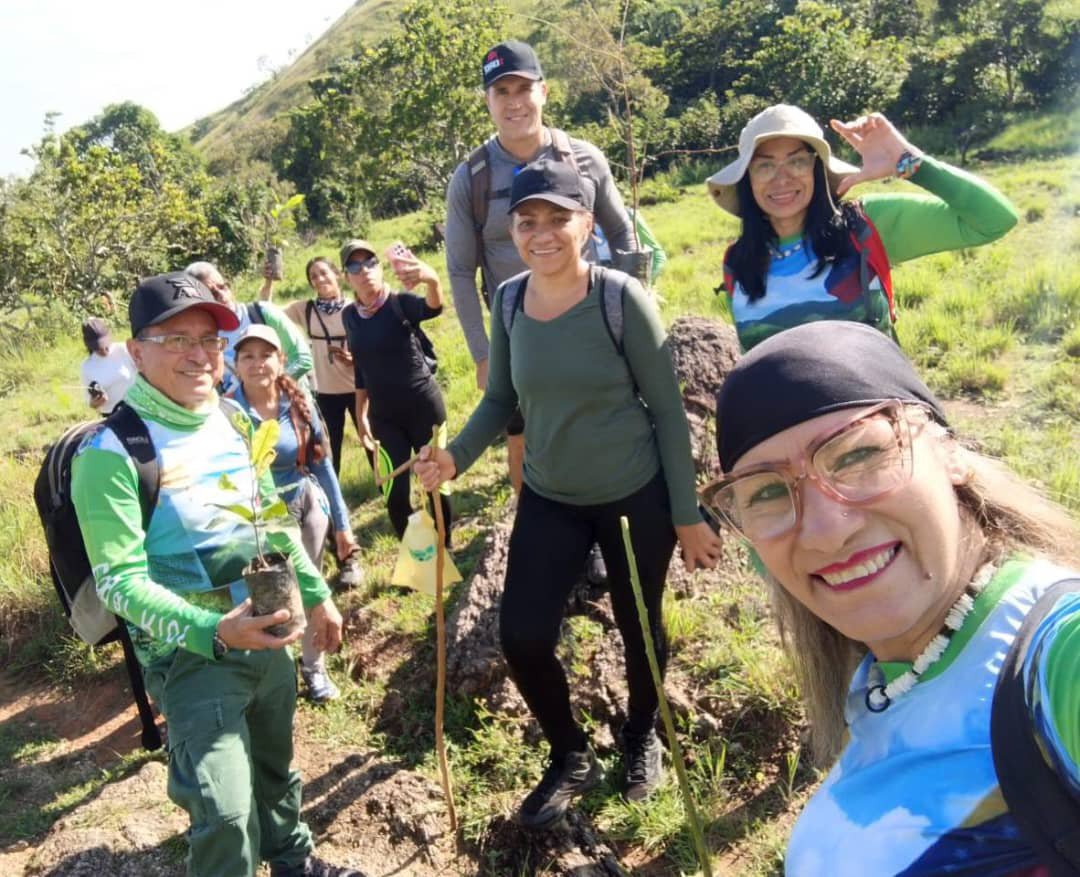 Errios's tweet photo. ⛰️Día: 266 año: 2026🍀
"Las dudas ven los obstáculos; la fe, la forma de superarlos."
#LindoMartes ☕
#SabanaDeLaGuardia
#DiosTieneElControl 🙏🏻 https://t.co/l3Qzj4oVUa