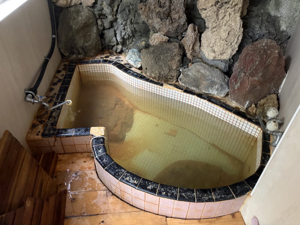 kou_onsenzanmai's tweet photo. 「秋」に最高すぎる温泉♨️9️⃣
星尾温泉 かじか倶楽部（群馬県）
・2食付き13000円程度〜
・ガッツリ温まるタイプ。秋にも最高…
・川沿いで癒される
・部屋に温泉が完備。コスパすごい
・普通は知らない温泉地→穴場！
・東京からもアクセス良い
ブログ版https://t.co/7HLOEliSFO
YouTubeラジオhttps://t.co/bd6kpN7n13