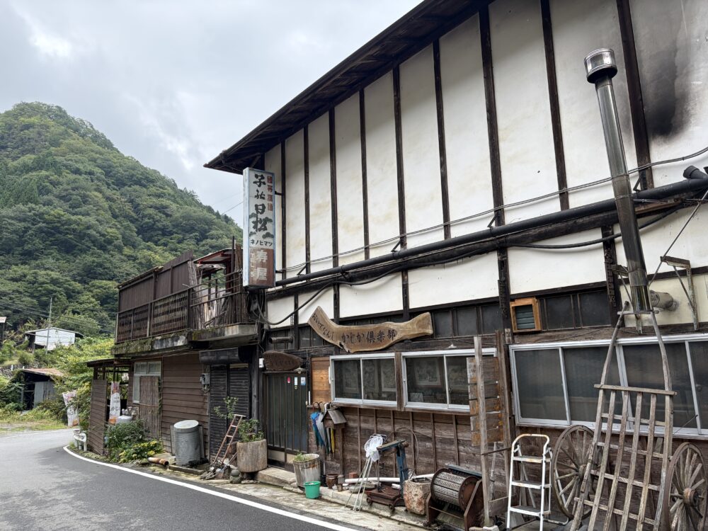 kou_onsenzanmai's tweet photo. 「秋」に最高すぎる温泉♨️9️⃣
星尾温泉 かじか倶楽部（群馬県）
・2食付き13000円程度〜
・ガッツリ温まるタイプ。秋にも最高…
・川沿いで癒される
・部屋に温泉が完備。コスパすごい
・普通は知らない温泉地→穴場！
・東京からもアクセス良い
ブログ版https://t.co/7HLOEliSFO
YouTubeラジオhttps://t.co/bd6kpN7n13