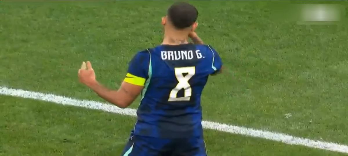 Mkadimbajnr's tweet photo. Bruno G scores,the world is happy https://t.co/4ok8OgKsGx
