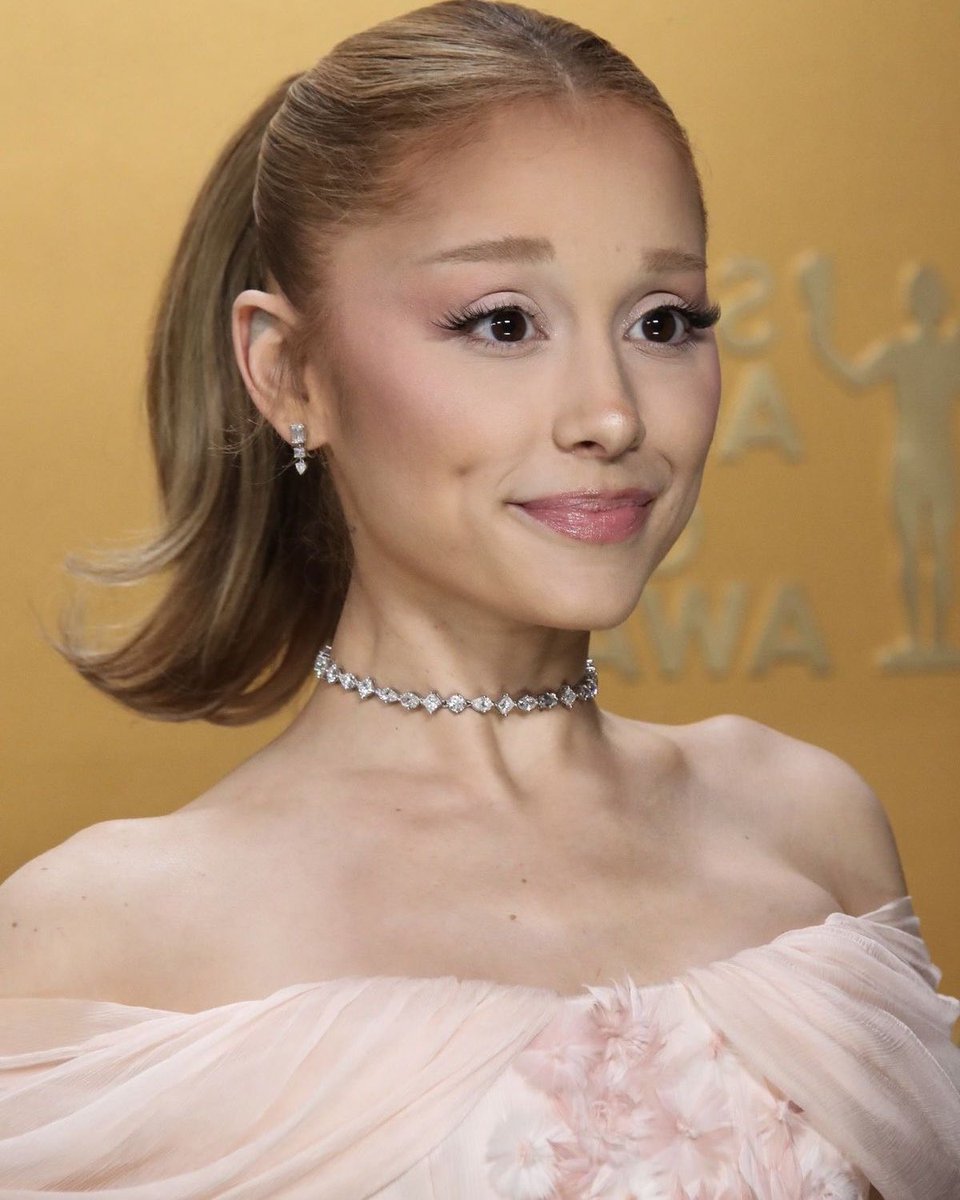 doedgrl's tweet photo. a living doll https://t.co/1BcdY9HK88