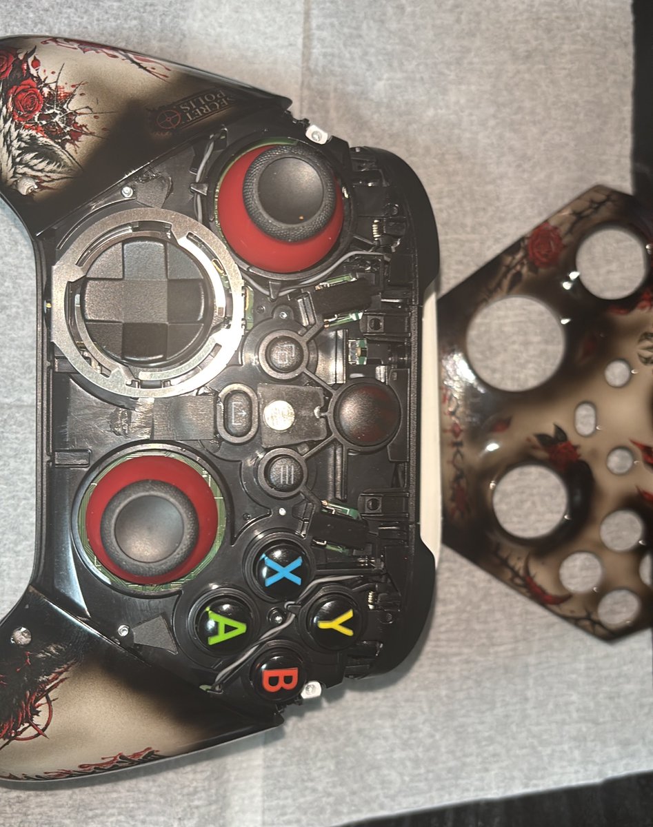 DADA_Pan202309's tweet photo. 推しコン🎮
試験型、自分用が完成。。！
研磨終わって、やっとシェルつけられたぜ😌
薔薇と赤、狼、左右グリップで白狼、黒狼とわけ、フロントシェルも後から変更可能に設計😵‍💫
センターボタンも、Kに変更済さ🫡
恭可さんモデル完成〜（仮）
問題点もでたので、最終型に向けて再設計〜
#KyokaVtuber https://t.co/cdgpSqikxy