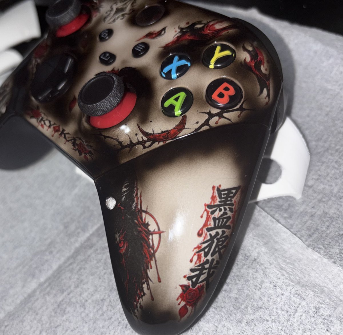 DADA_Pan202309's tweet photo. 推しコン🎮
試験型、自分用が完成。。！
研磨終わって、やっとシェルつけられたぜ😌
薔薇と赤、狼、左右グリップで白狼、黒狼とわけ、フロントシェルも後から変更可能に設計😵‍💫
センターボタンも、Kに変更済さ🫡
恭可さんモデル完成〜（仮）
問題点もでたので、最終型に向けて再設計〜
#KyokaVtuber https://t.co/cdgpSqikxy