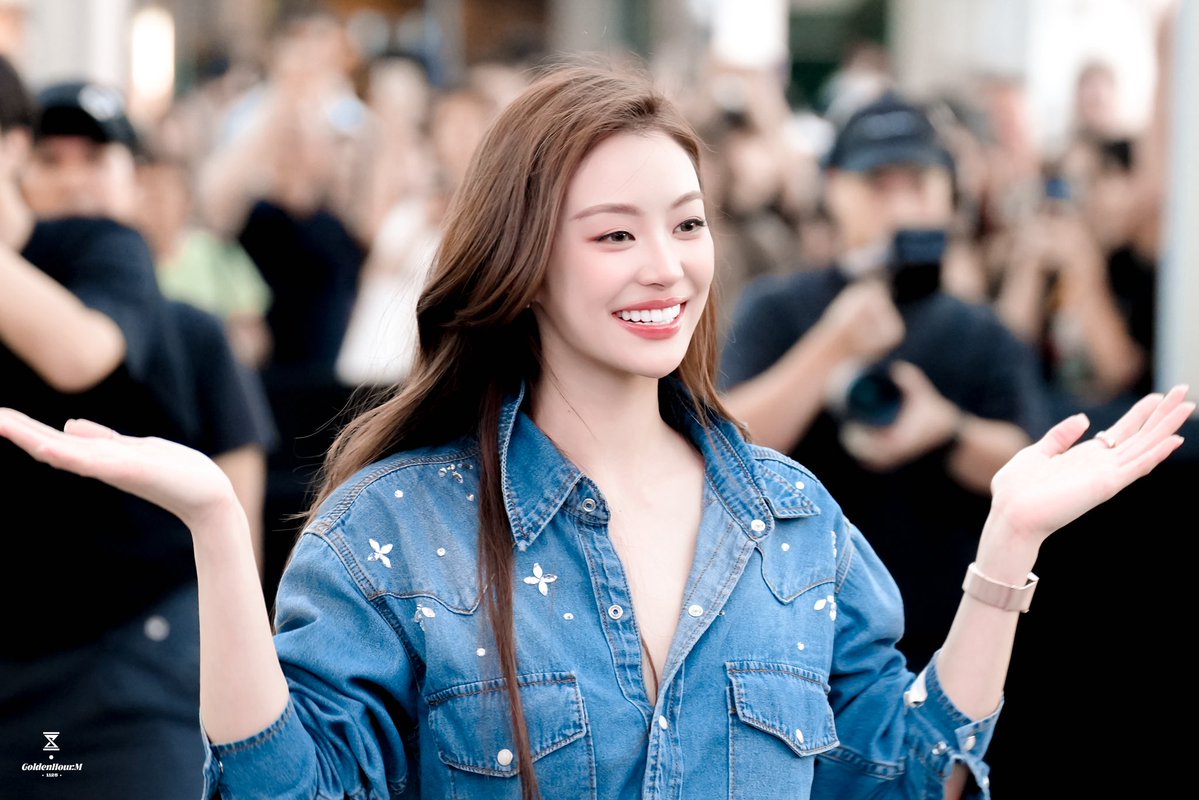 GoldenHour_M7's tweet photo. Welcome to Hong Kong🤎

MIU NATSHA AT AMR POP UP HK
#AMRDeSaisonXMiu https://t.co/WG9Bs8Qr5v