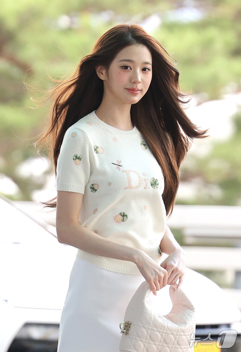 Angelinawybeap's tweet photo. The Dior runway lights up with the ethereal beauty of Jang Wonyoung

WONYOUNG IN DIOR
#WonyoungDiorSummer27
#JANGWONYOUNG
#WONYOUNG
#DiorSummer27 @Dior https://t.co/2ytv9ltrks