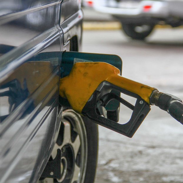portalmvd's tweet photo. URSEA MARCÓ SUBAS EN LOS PRECIOS DE REFERENCIA DE LOS COMBUSTIBLES PARA OCTUBRE

Ursea registró aumentos en todos los combustibles: el PPI subió 5,39% para la nafta Súper 95, 5,48% para la Premium 97, 12,41% para el gasoil y 11,86% para el GLP, principalmente por los precios internacionales.

Los valores son una referencia y no implican aumentos iguales en octubre. El Poder Ejecutivo definirá los precios finales y este martes el gobierno se reunirá con Ancap para analizar la situación.

(+) en Montevideo Portal: https://t.co/lRxXYfHTkw