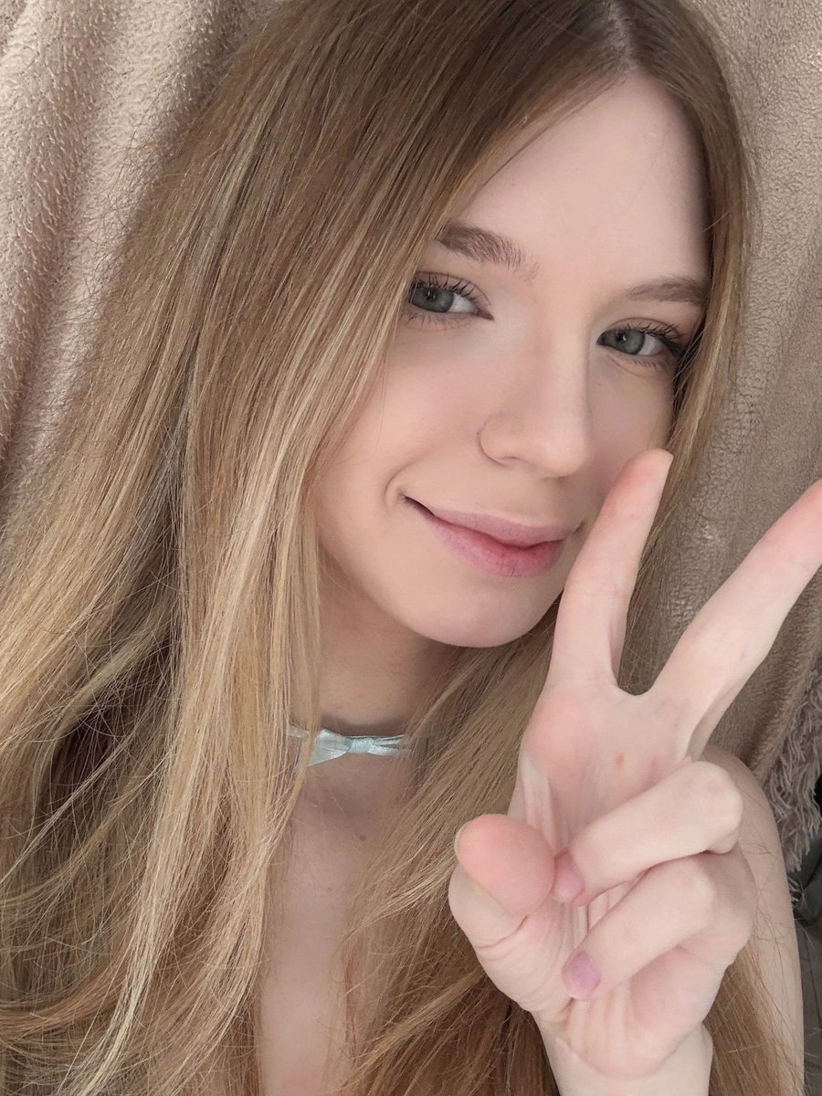 ChloeDavisv8's tweet photo. send me a quick selfie in DMs 🙈📸 https://t.co/4YtFI4qgPK