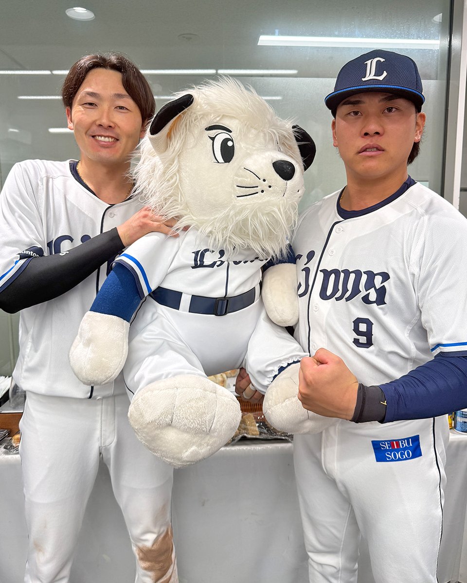 lions_official's tweet photo. #源田壮亮 選手、ナイスプレー✨

試合後、近くにいた #蛭間拓哉 選手とツーショット📸
コンビ名は背番号から取って #チーム69 とのことです！

#seibulions #打破 #圧倒的至近距離 #最後まで喰らいつけ https://t.co/OBFbUZazEf