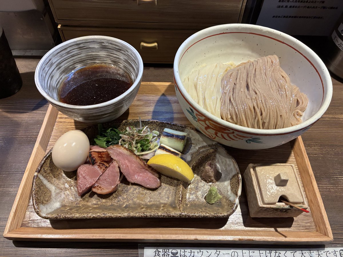 sasa1_devil's tweet photo. 本日は所用を終わらせてから、【鴨出汁中華蕎麦 麺屋 yoshiki】さんに訪問。今日明日は秋刀魚の限定をやるとのことなので、「秋刀魚合盛りつけ麺（醤油）」（¥1,500）を注文した（当然大盛券もつけた）。秋刀魚って太い味がするなぁと言うのが第一印象。秋刀魚は色々食べているけど、それぞれだね。 https://t.co/rhQzh6tKgP