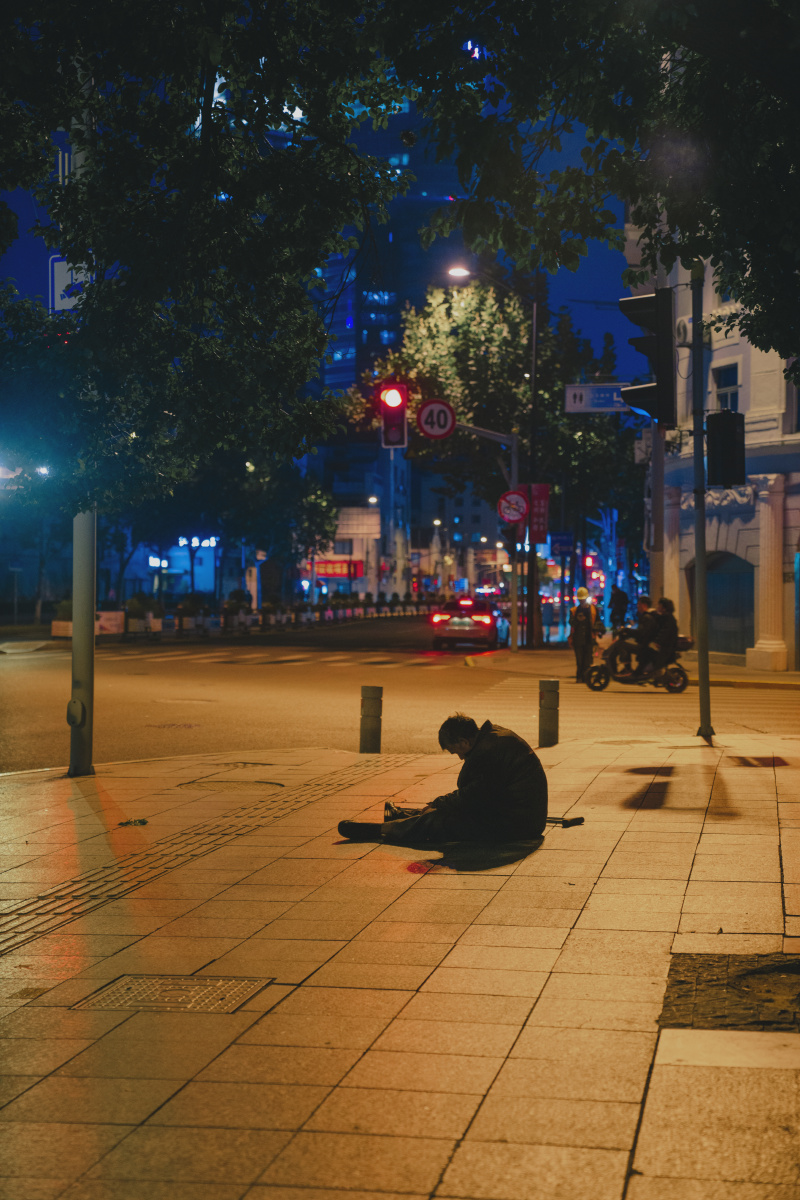 g_mcclen_18_3e8's tweet photo. Who dares to dig into the quiet, hold onto the warmth hidden in loneliness https://t.co/CmZz5EENrw